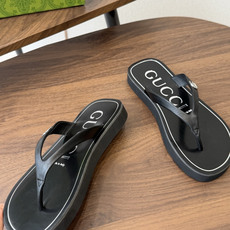 Gucci G家26SS夏季爆款凉拖鞋 人字拖,在这个IN时代必备的拖鞋…G家夹趾人字拖,进口橡塑,摇摇 Gucci G家26SS夏季爆款凉拖鞋 人字拖,在这个IN时代必备的拖鞋…G家夹趾人字拖,进口橡塑,摇摇