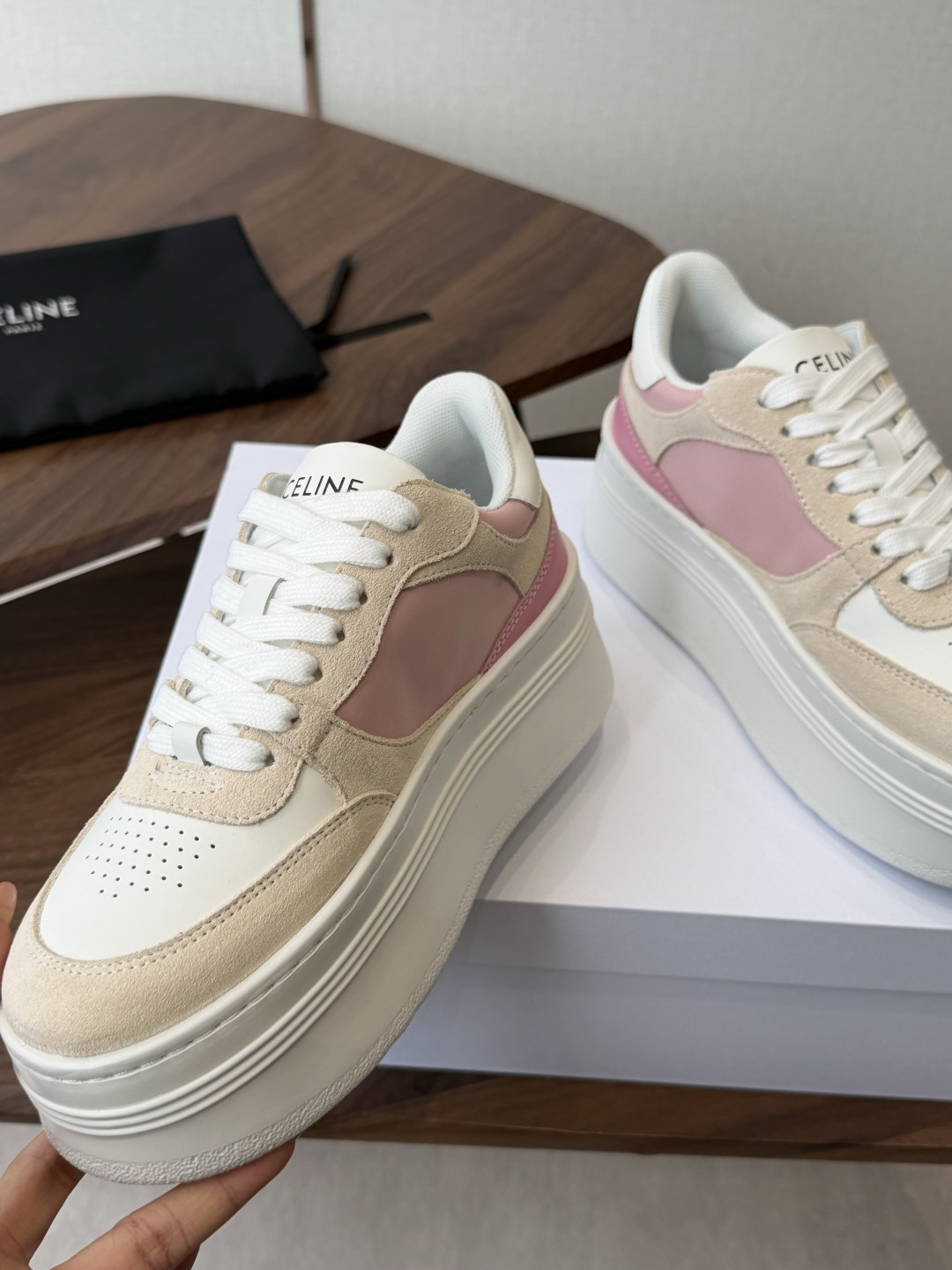 CELINE思琳赛琳 新色 CELINE RUNNER 动鞋鞋舌和鞋后帮饰有CELINE标志运动鞋鞋后帮