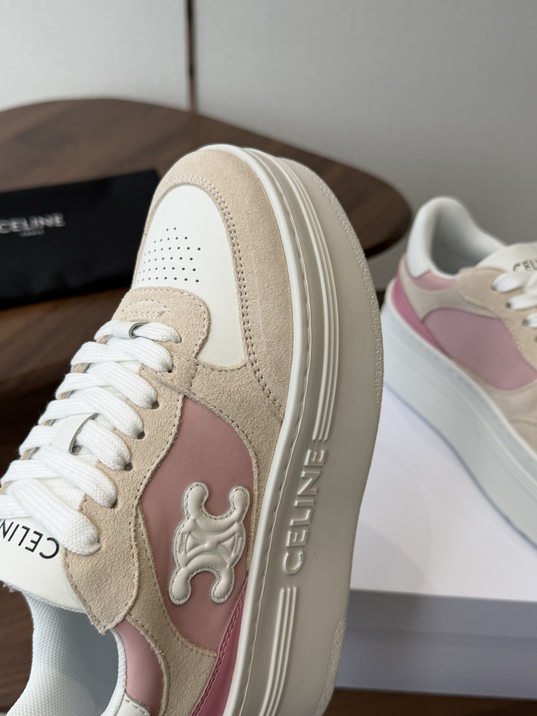 CELINE思琳赛琳 新色 CELINE RUNNER 动鞋鞋舌和鞋后帮饰有CELINE标志运动鞋鞋后帮