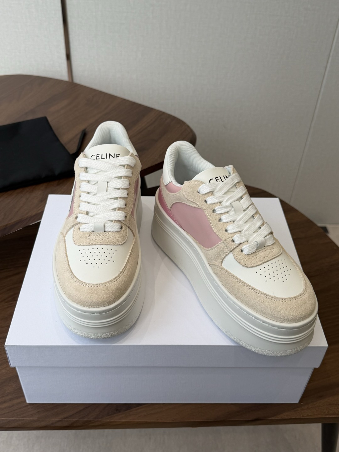 CELINE思琳赛琳 新色 CELINE RUNNER 动鞋鞋舌和鞋后帮饰有CELINE标志运动鞋鞋后帮