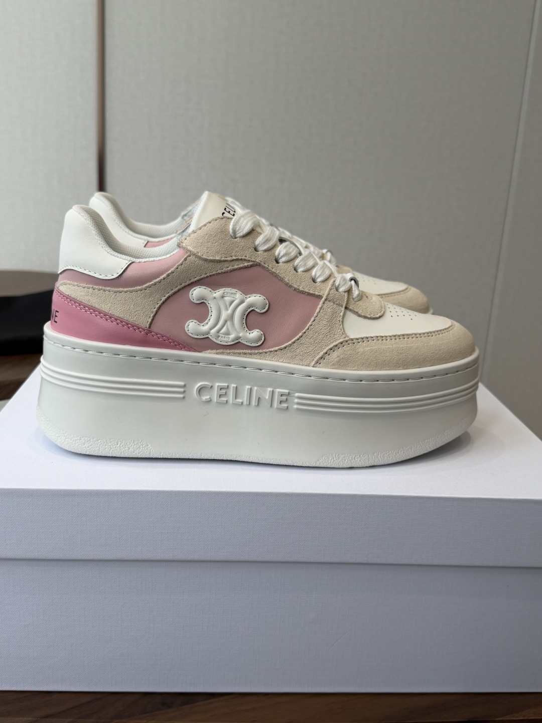 CELINE思琳赛琳 新色 CELINE RUNNER 动鞋鞋舌和鞋后帮饰有CELINE标志运动鞋鞋后帮