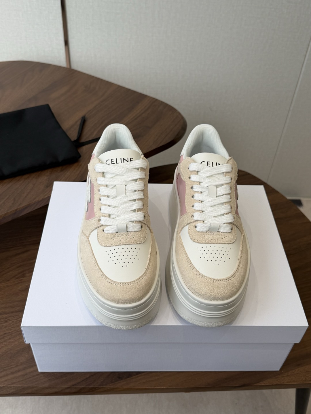 CELINE思琳赛琳 新色 CELINE RUNNER 动鞋鞋舌和鞋后帮饰有CELINE标志运动鞋鞋后帮