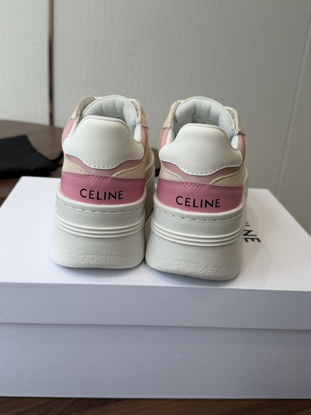 CELINE思琳赛琳 新色 CELINE RUNNER 动鞋鞋舌和鞋后帮饰有CELINE标志运动鞋鞋后帮