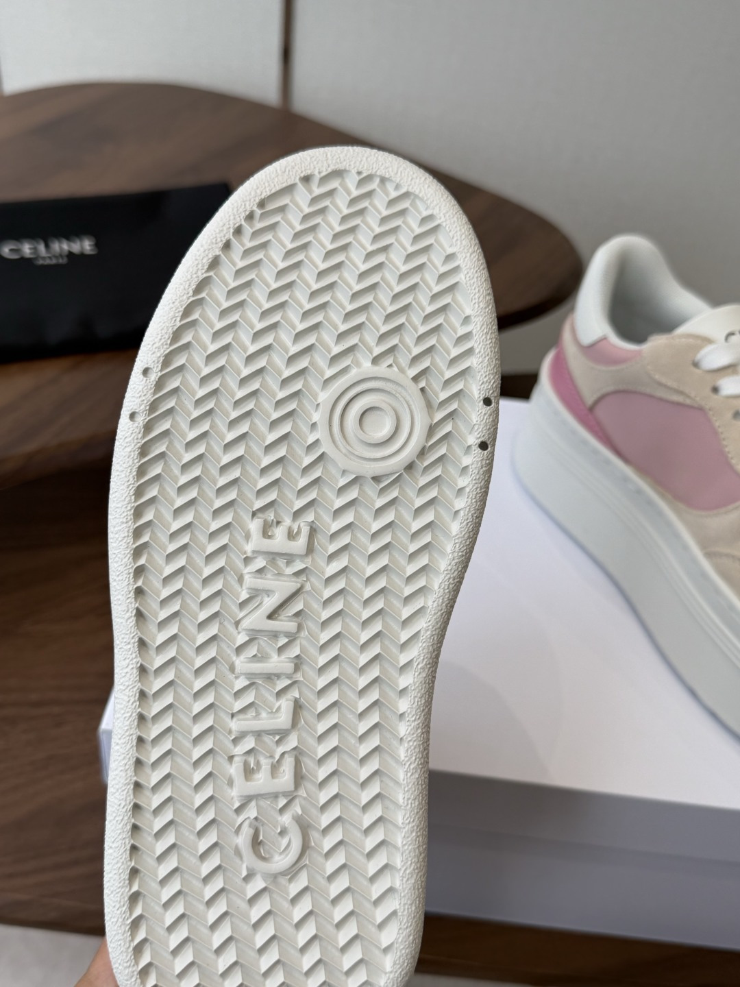 CELINE思琳赛琳 新色 CELINE RUNNER 动鞋鞋舌和鞋后帮饰有CELINE标志运动鞋鞋后帮