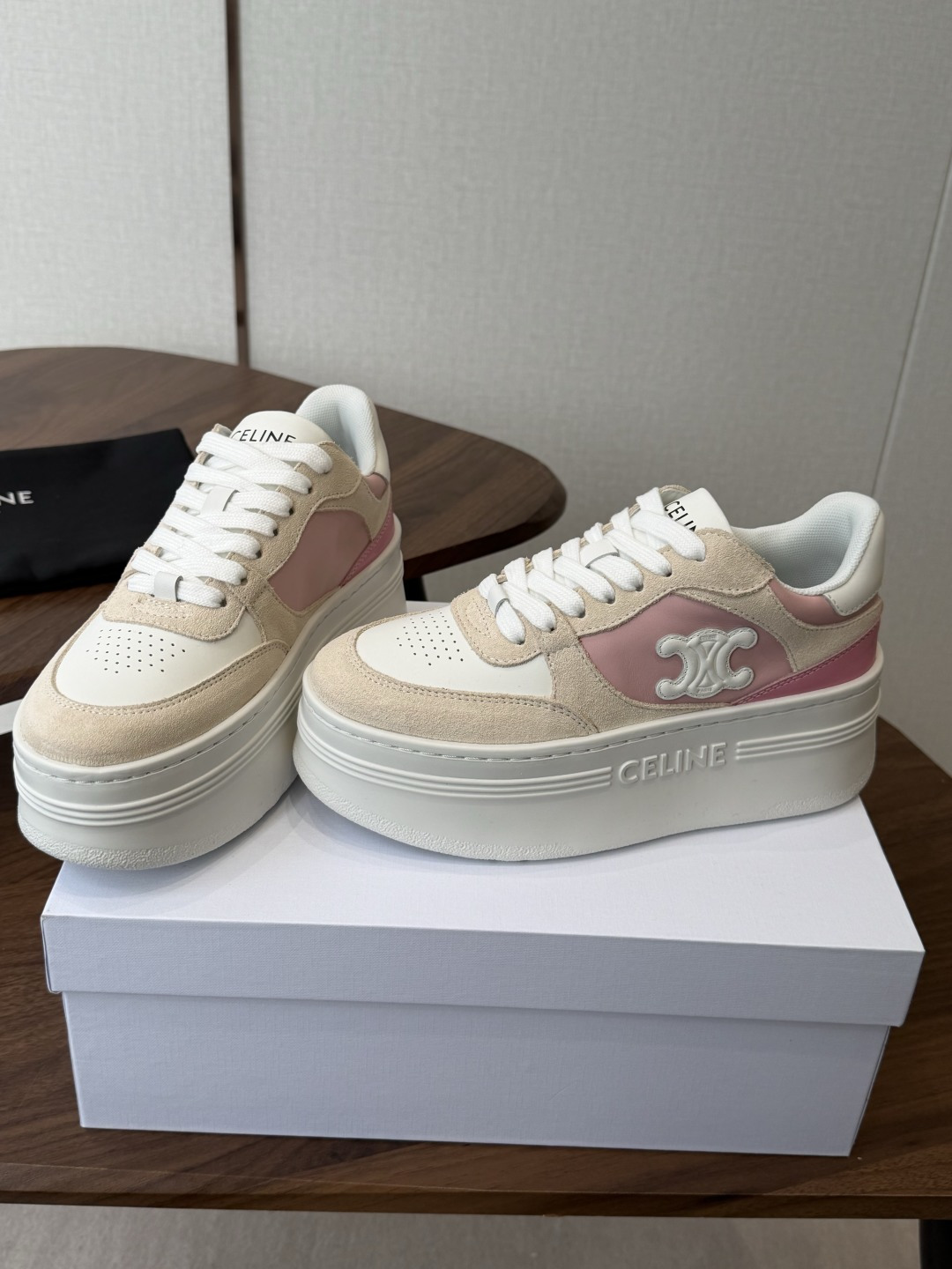 CELINE思琳赛琳 新色 CELINE RUNNER 动鞋鞋舌和鞋后帮饰有CELINE标志运动鞋鞋后帮