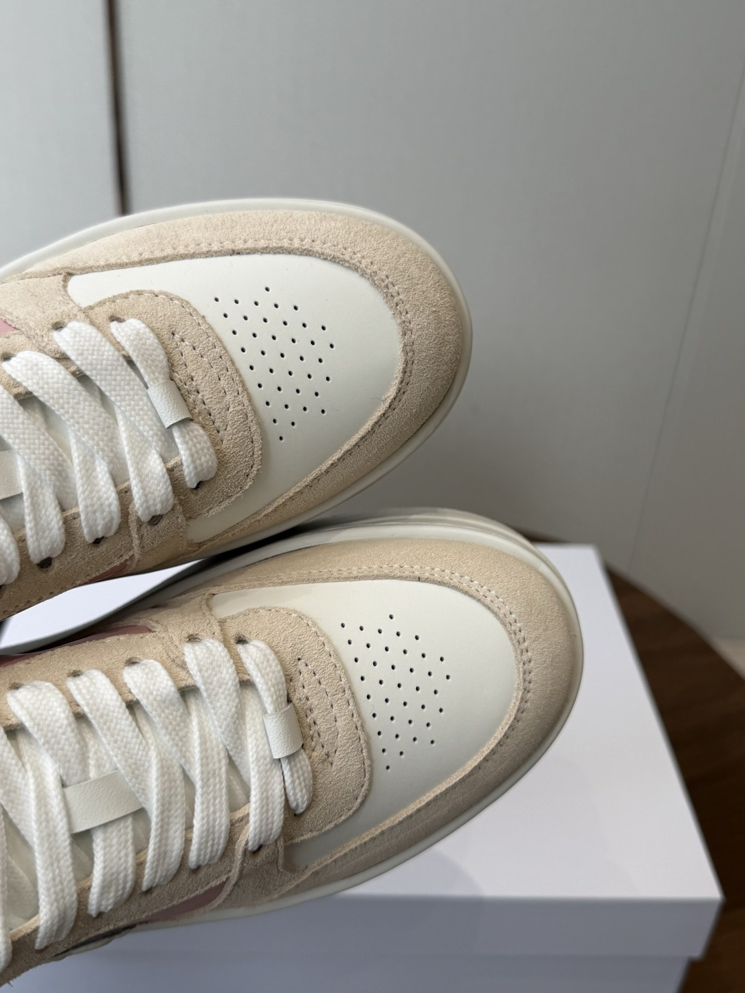 CELINE思琳赛琳 新色 CELINE RUNNER 动鞋鞋舌和鞋后帮饰有CELINE标志运动鞋鞋后帮