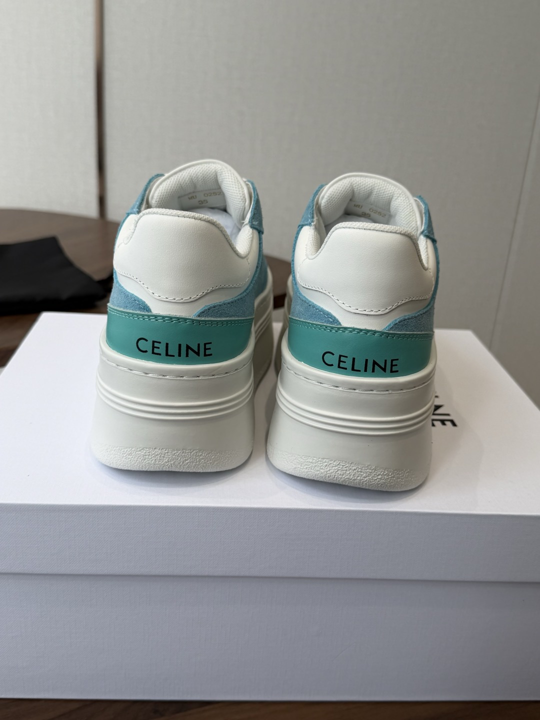 CELINE思琳赛琳 新色 CELINE RUNNER 动鞋鞋舌和鞋后帮饰有CELINE标志运动鞋鞋后帮