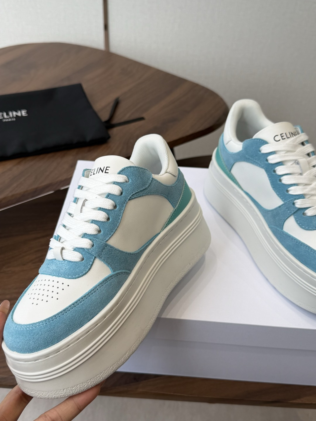 CELINE思琳赛琳 新色 CELINE RUNNER 动鞋鞋舌和鞋后帮饰有CELINE标志运动鞋鞋后帮