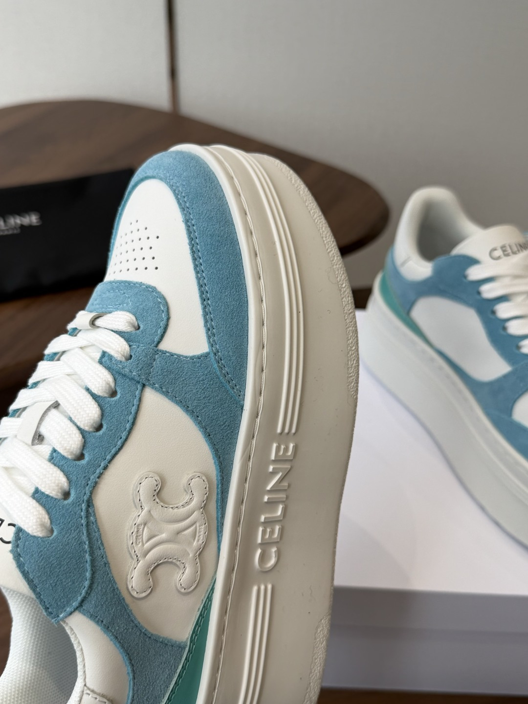 CELINE思琳赛琳 新色 CELINE RUNNER 动鞋鞋舌和鞋后帮饰有CELINE标志运动鞋鞋后帮