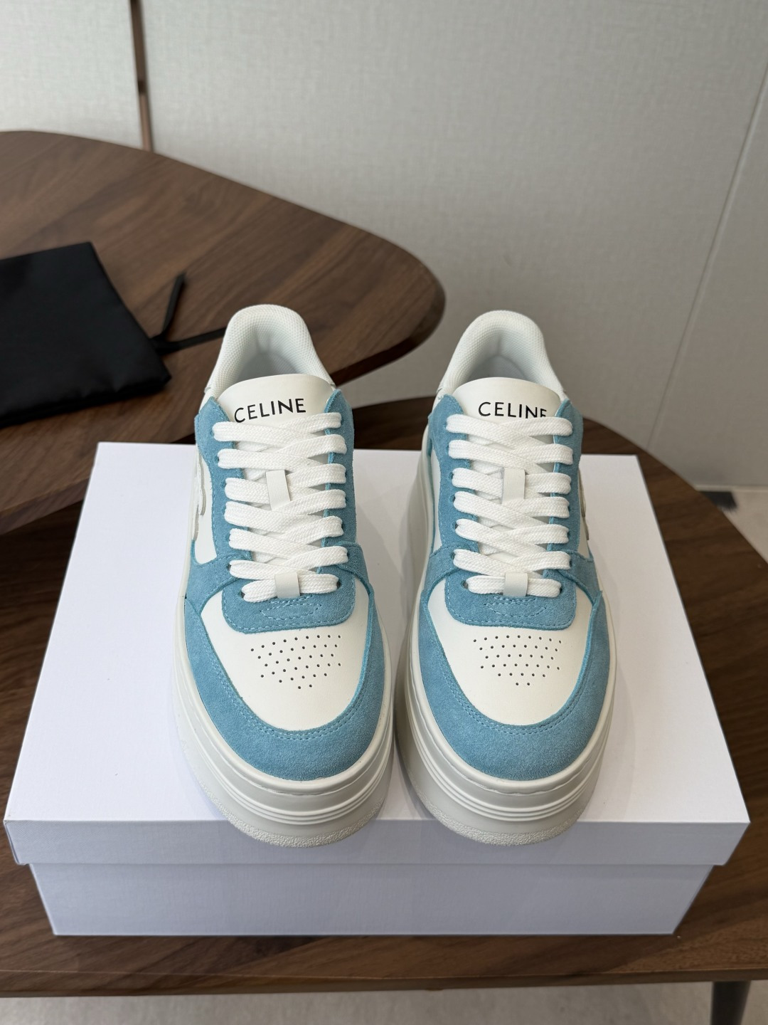 CELINE思琳赛琳 新色 CELINE RUNNER 动鞋鞋舌和鞋后帮饰有CELINE标志运动鞋鞋后帮