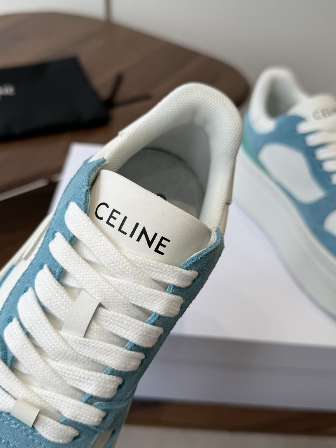 CELINE思琳赛琳 新色 CELINE RUNNER 动鞋鞋舌和鞋后帮饰有CELINE标志运动鞋鞋后帮