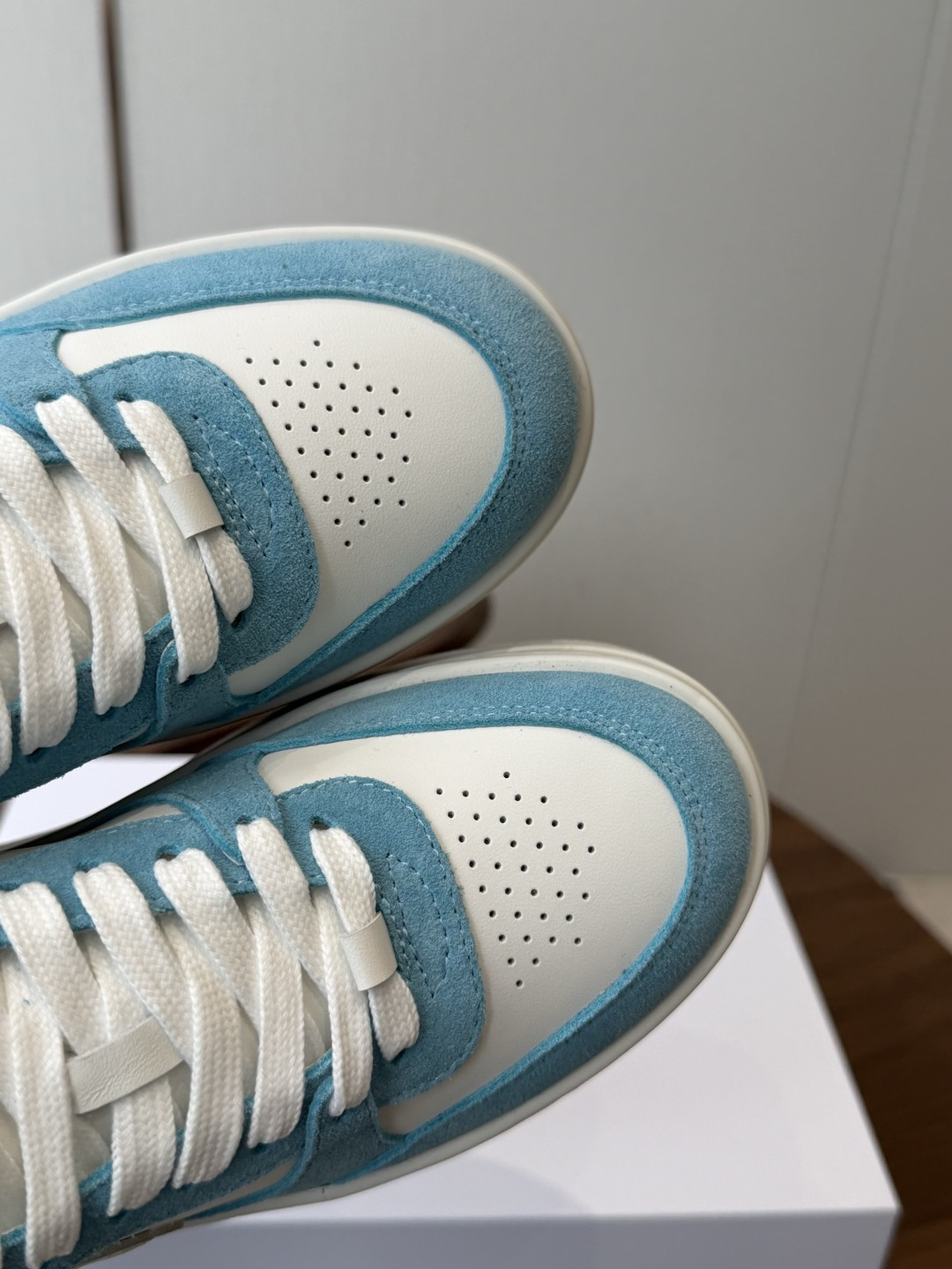 CELINE思琳赛琳 新色 CELINE RUNNER 动鞋鞋舌和鞋后帮饰有CELINE标志运动鞋鞋后帮