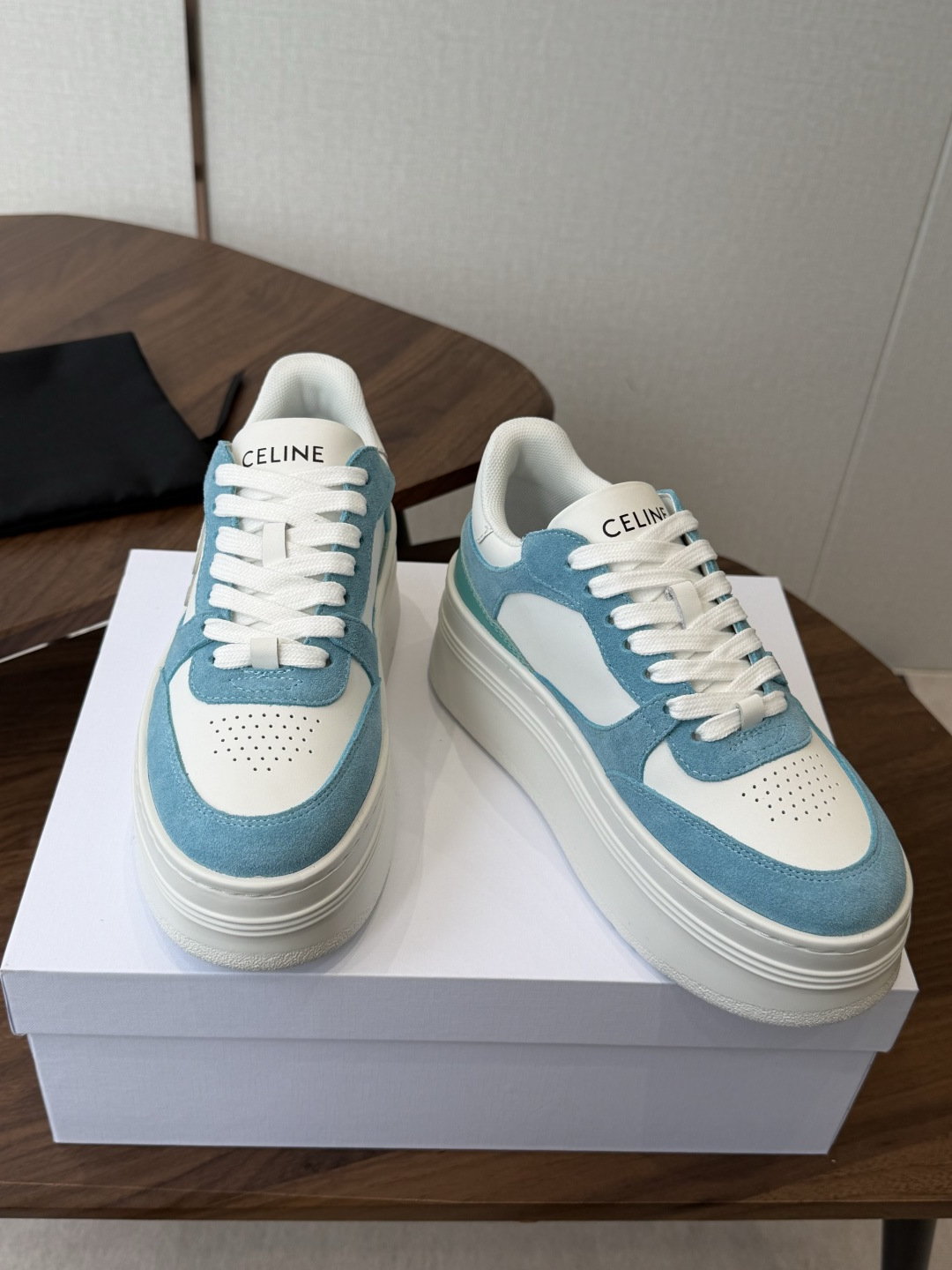 CELINE思琳赛琳 新色 CELINE RUNNER 动鞋鞋舌和鞋后帮饰有CELINE标志运动鞋鞋后帮