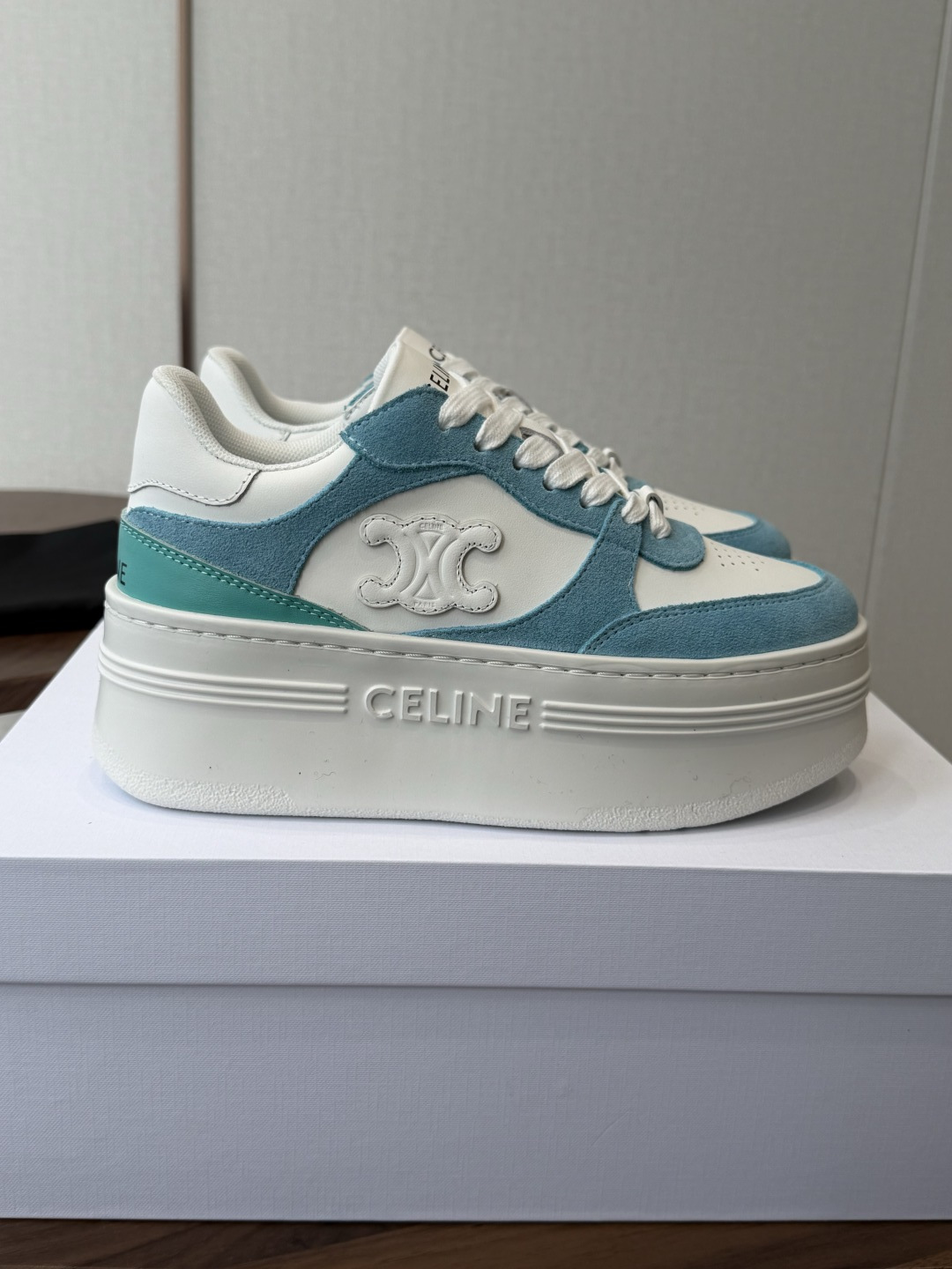 CELINE思琳赛琳 新色 CELINE RUNNER 动鞋鞋舌和鞋后帮饰有CELINE标志运动鞋鞋后帮
