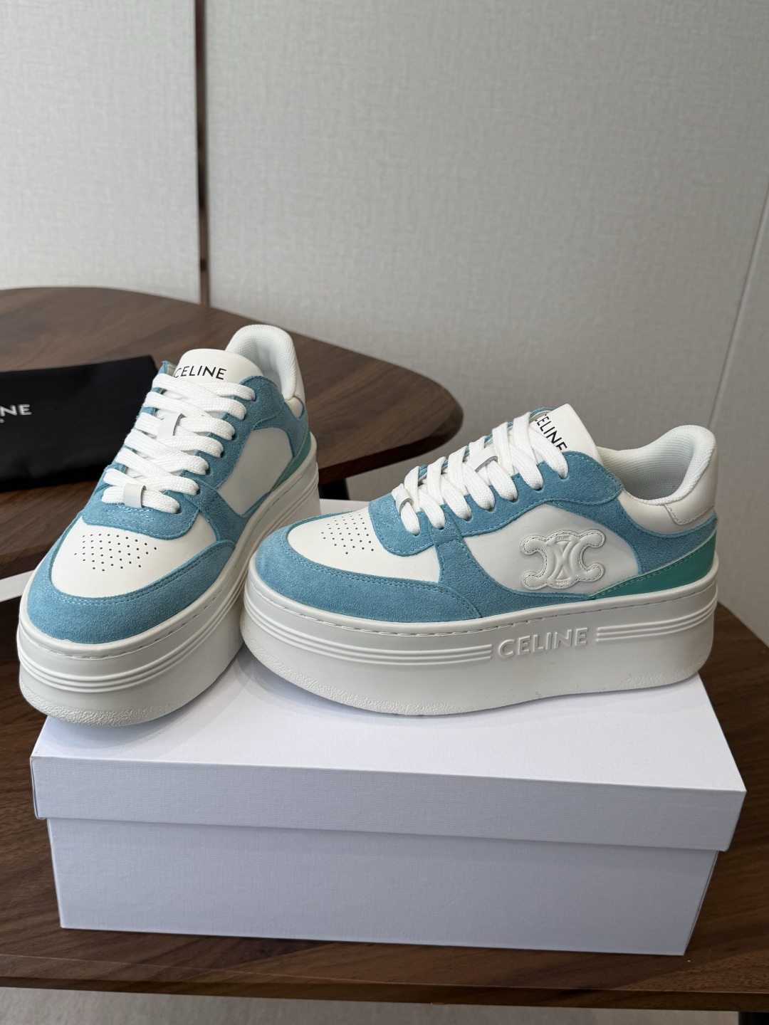 CELINE思琳赛琳 新色 CELINE RUNNER 动鞋鞋舌和鞋后帮饰有CELINE标志运动鞋鞋后帮
