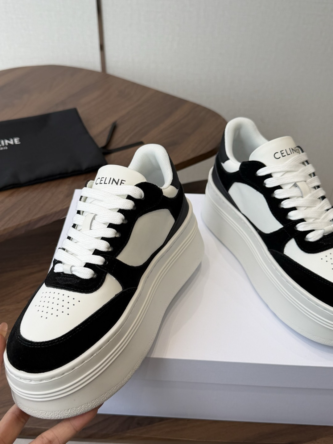 CELINE思琳赛琳 新色 CELINE RUNNER 动鞋鞋舌和鞋后帮饰有CELINE标志运动鞋鞋后帮