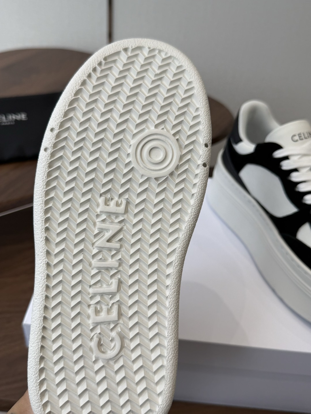 CELINE思琳赛琳 新色 CELINE RUNNER 动鞋鞋舌和鞋后帮饰有CELINE标志运动鞋鞋后帮