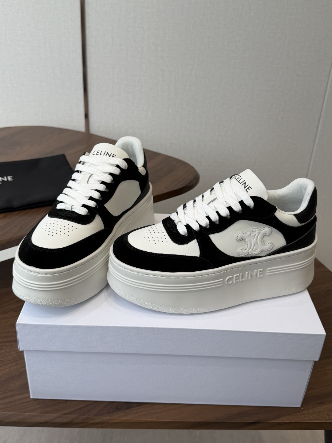 CELINE思琳赛琳 新色 CELINE RUNNER 动鞋鞋舌和鞋后帮饰有CELINE标志运动鞋鞋后帮