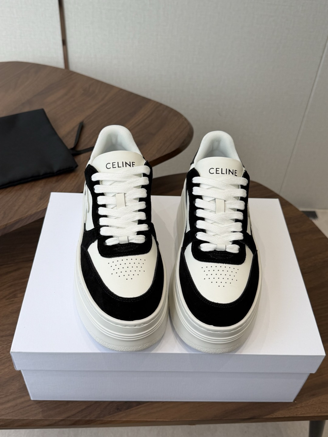 NO:816202,CELINE Celine New Color CELINE RUNNER Sneakers with CELINE logo on the tongue and back of the shoe CELINE logo embossed on the back and side of the shoe Thick-soled bread shoes 2026 spring and summer new women's Arc de Triomphe logo laces are simple and comfortable, clean and neat, increase height and show slim legs Whether worn alone or paired with wide-leg pants, high street and retro together to make CELINE girls Original imported cowhide uppers Original lining Original open-molded Tpu outsole  Size#35-41 (40 41 customization is non-returnable and non-exchangeable), casual shoes/sports shoes, celine, celine, sneakers, cowhide19860909CELINE思琳赛琳 新色 CELINE RUNNER 动鞋鞋舌和鞋后帮饰有CELINE标志运动鞋 鞋后帮和侧面压印CELINE标志 厚底面包鞋2026春夏新款女凯旋门徽标系带简单舒服,干净利落,增高显腿细 无论是单穿还是搭配阔腿裤,高街又复古一起来做CELINE女孩 鞋面原版进口牛皮 内里原版内里 大底原版开模Tpu大底 Size#35-41（40 41定制不退不换）,休闲鞋/运动鞋,celine,celine,sneakers,cowhide,Women's Shoes