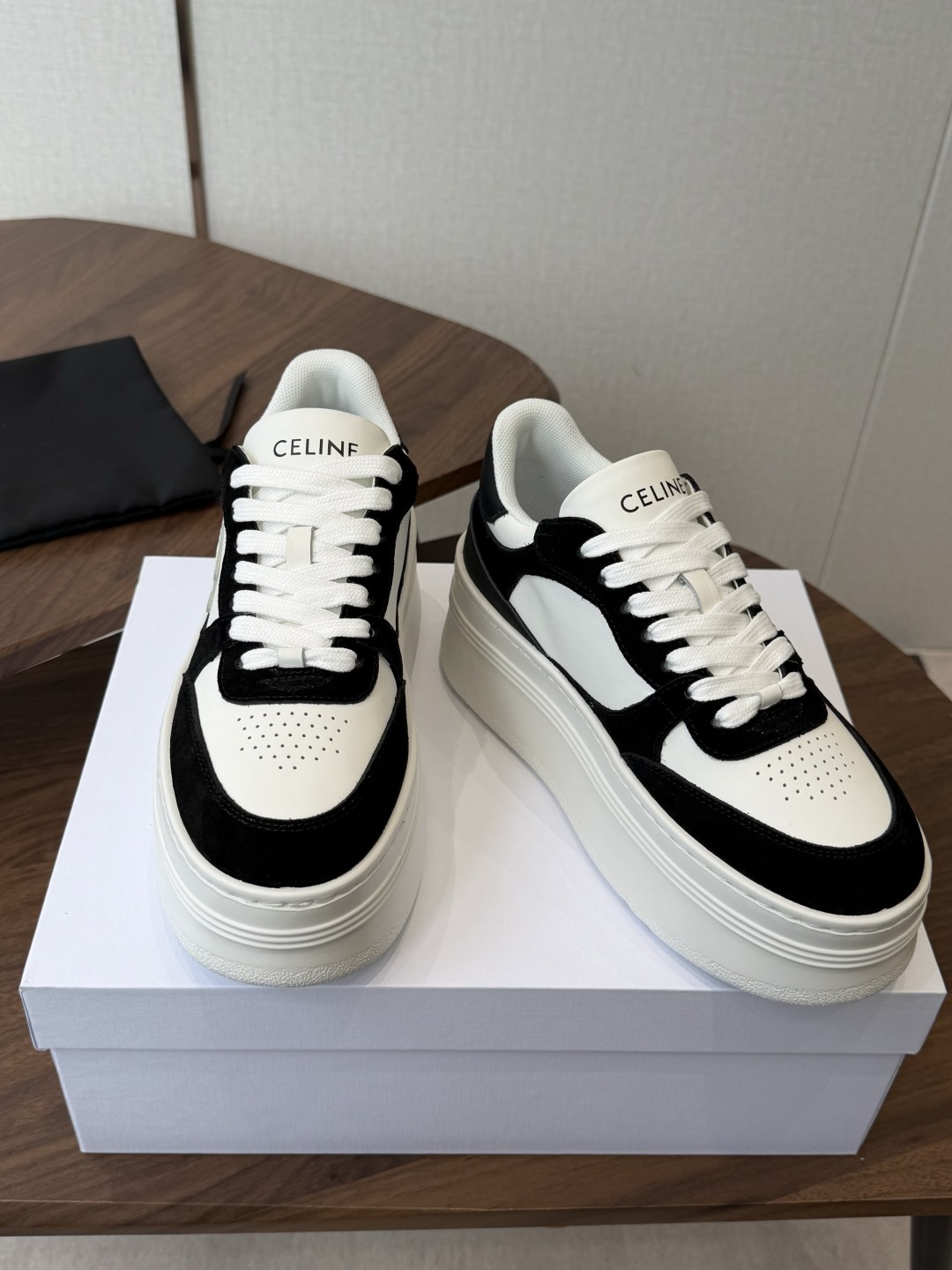 CELINE思琳赛琳 新色 CELINE RUNNER 动鞋鞋舌和鞋后帮饰有CELINE标志运动鞋鞋后帮