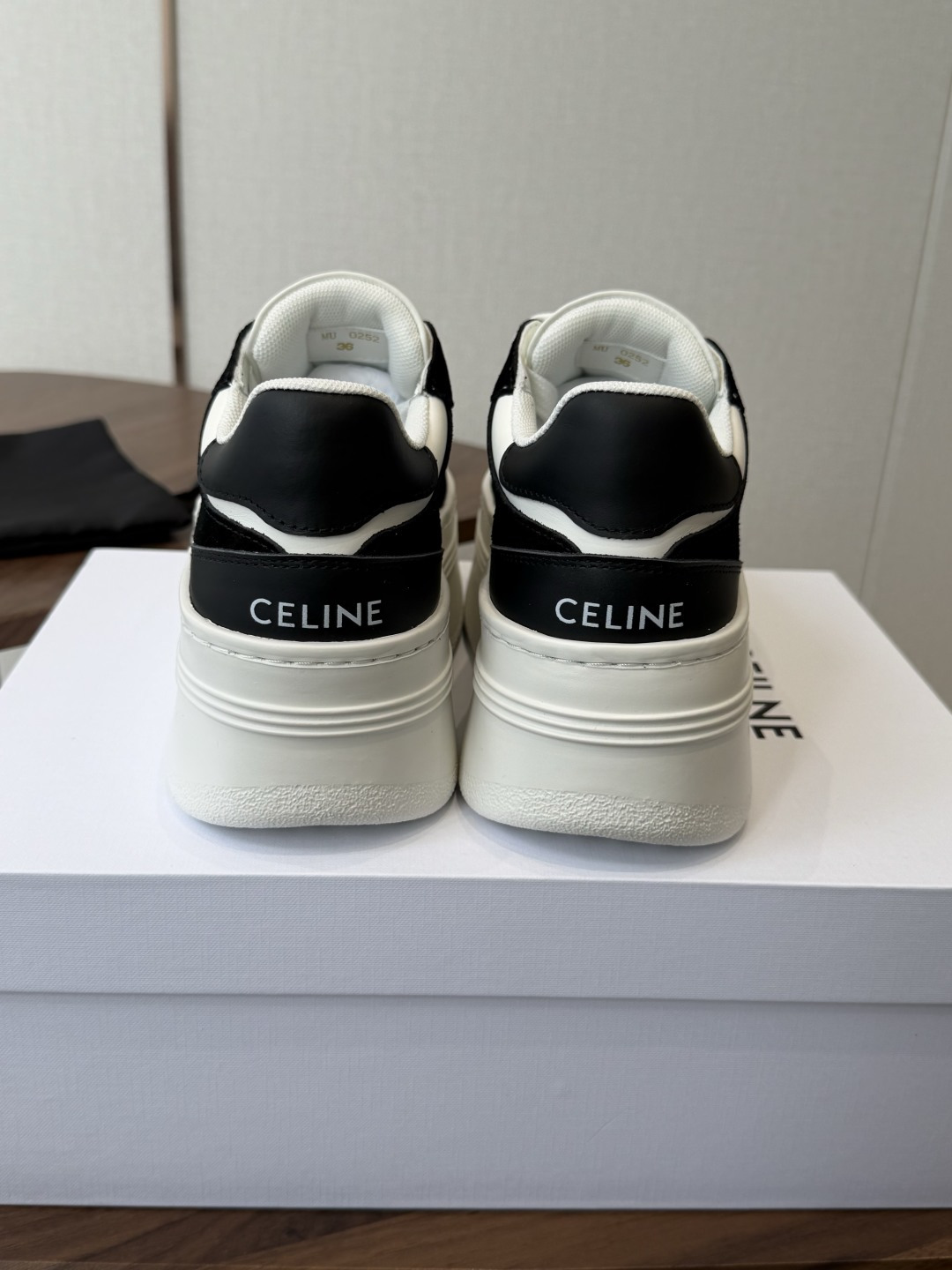 CELINE思琳赛琳 新色 CELINE RUNNER 动鞋鞋舌和鞋后帮饰有CELINE标志运动鞋鞋后帮