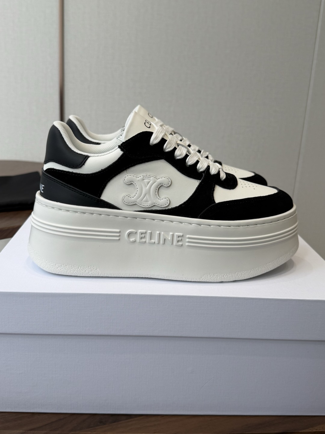 CELINE思琳赛琳 新色 CELINE RUNNER 动鞋鞋舌和鞋后帮饰有CELINE标志运动鞋鞋后帮