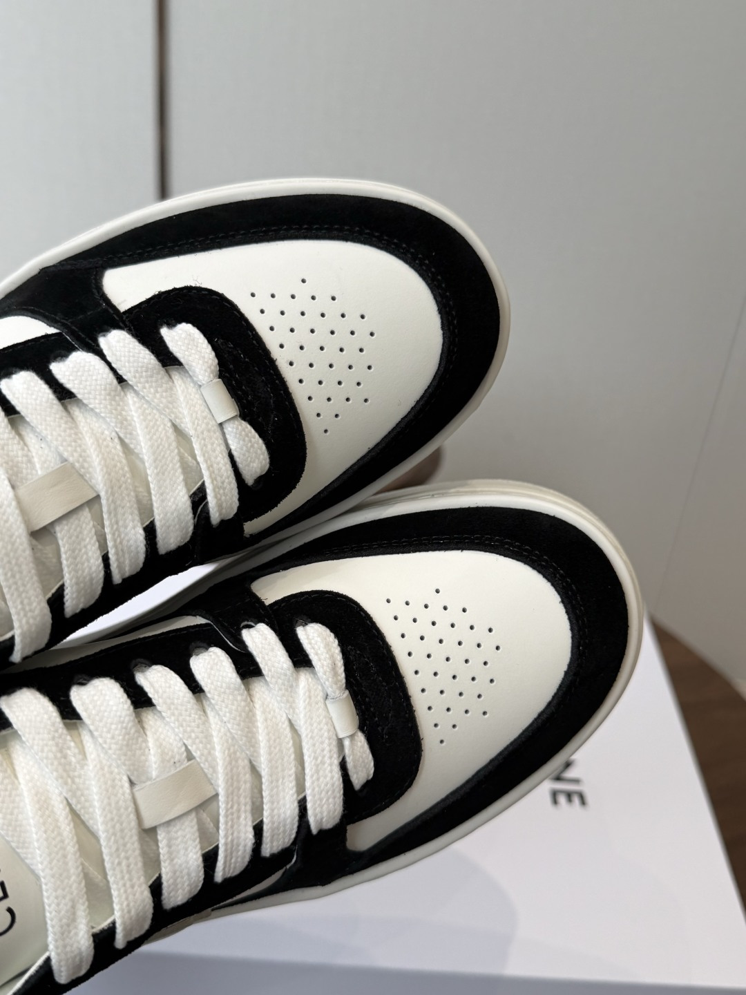 CELINE思琳赛琳 新色 CELINE RUNNER 动鞋鞋舌和鞋后帮饰有CELINE标志运动鞋鞋后帮