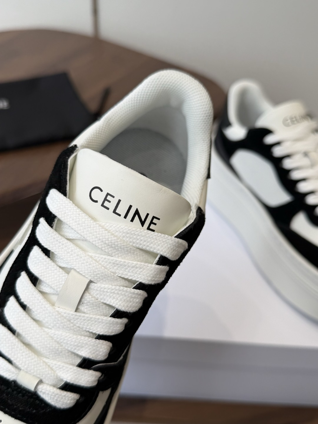 CELINE思琳赛琳 新色 CELINE RUNNER 动鞋鞋舌和鞋后帮饰有CELINE标志运动鞋鞋后帮