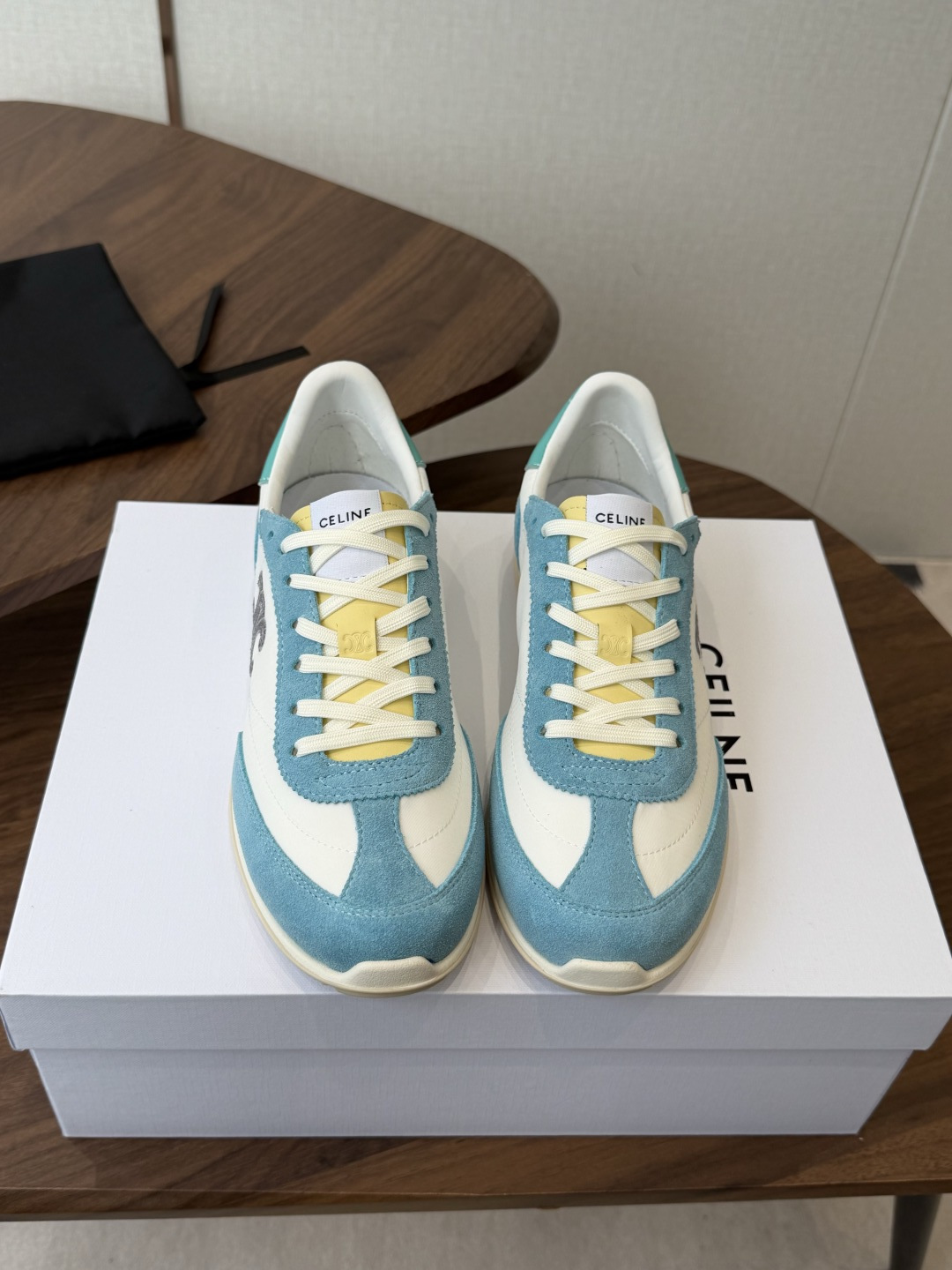 NO:816207,Celine's latest Spring and Summer Racer Forrest Gump shoes, moral training shoes, sports shoes. Many celebrity fashion bloggers have cultivated the design of Forrest Gump shoes. The shoe shape is classic, timeless, cool and versatile. Whether it is a sports style outfit or a casual outfit for daily outings, it can be perfectly adapted to easily enhance the texture of the overall look. Moreover, the design of this pair of shoes is very close to the foot shape, so that walking is not tiring. It is also very breathable in spring and summer, and will not make you sweat.  Whether you are going shopping, traveling or doing sports, it can be your best match. High-mercerized cowhide upper with breathable fabric. Original private model outsole. Size 35-41 (40 to 41 customized, non-returnable), casual shoes/sports shoes, celine, sneakers, cowhide19860909Celine 思琳 春夏最新款Racer 阿甘鞋 德训鞋 运动鞋 超多明星时尚博主种草 阿甘鞋鞋型设计经典永不过时 酷帅又百搭无论是运动风穿搭 还是日常出街的休闲装,它都能完美适配,轻松提升整体造型的质感 而且这双鞋的设计很贴合脚型,走路不累脚,春夏穿着也很透气,不会闷汗 不管你是去逛街、旅行还是运动,它都能成为你的最佳搭子 鞋面高丝光牛皮拼接透气布 原版私模大底 Size35-41（40 41订做不退换）,休闲鞋/运动鞋,celine,sneakers,cowhide,Women's Shoes