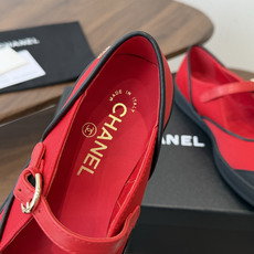 Chanel26SS春夏新款经典拼色玛丽珍自带优雅气质的通勤百搭短靴来啦!设计上采用利落的拼色版型,鞋头 Chanel26SS春夏新款经典拼色玛丽珍自带优雅气质的通勤百搭短靴来啦!设计上采用利落的拼色版型,鞋头