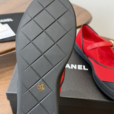 Chanel26SS春夏新款经典拼色玛丽珍自带优雅气质的通勤百搭短靴来啦!设计上采用利落的拼色版型,鞋头 Chanel26SS春夏新款经典拼色玛丽珍自带优雅气质的通勤百搭短靴来啦!设计上采用利落的拼色版型,鞋头