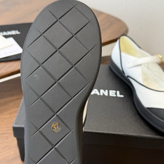 Chanel26SS春夏新款经典拼色玛丽珍自带优雅气质的通勤百搭短靴来啦!设计上采用利落的拼色版型,鞋头 Chanel26SS春夏新款经典拼色玛丽珍自带优雅气质的通勤百搭短靴来啦!设计上采用利落的拼色版型,鞋头