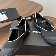 Chanel26SS春夏新款经典拼色玛丽珍自带优雅气质的通勤百搭短靴来啦!设计上采用利落的拼色版型,鞋头 Chanel26SS春夏新款经典拼色玛丽珍自带优雅气质的通勤百搭短靴来啦!设计上采用利落的拼色版型,鞋头