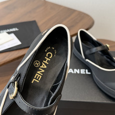 Chanel26SS春夏新款经典拼色玛丽珍自带优雅气质的通勤百搭短靴来啦!设计上采用利落的拼色版型,鞋头 Chanel26SS春夏新款经典拼色玛丽珍自带优雅气质的通勤百搭短靴来啦!设计上采用利落的拼色版型,鞋头