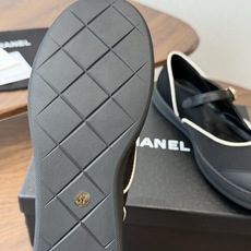Chanel26SS春夏新款经典拼色玛丽珍自带优雅气质的通勤百搭短靴来啦!设计上采用利落的拼色版型,鞋头 Chanel26SS春夏新款经典拼色玛丽珍自带优雅气质的通勤百搭短靴来啦!设计上采用利落的拼色版型,鞋头