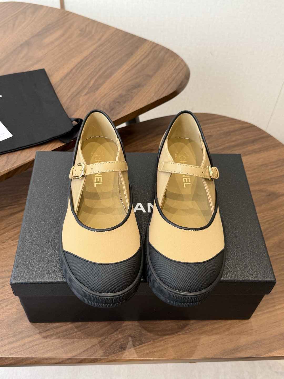 NO:816197,Chanel26SS spring and summer new classic color-blocked Mary Jane commuting short boots with elegant temperament are here!  The design adopts a neat color-blocking version. The contrasting design of the toe and shoe body is simple and recognizable. The side zipper is matched with the iconic brand logo. The details are exquisite and low-key. It is a versatile player. Whether it is daily commuting suit pants, elegant dresses, or casual straight jeans, it can be easily adapted to create an intellectual and fashionable daily feel. Whether it is in the workplace, dating or daily outings, it can hold in various scenes.  Silk upper, silk lining, outsole, TPU outsole, size 35-41 (customized sizes 40 and 41 are not returnable), Mary Jane, chanel, boots, mary jane, skirts, jeans, business suit19860909Chanel26SS春夏新款经典拼色玛丽珍 自带优雅气质的通勤百搭短靴来啦！设计上采用利落的拼色版型,鞋头与鞋身的撞色设计简约又自带辨识度,侧边拉链搭配标志性的品牌标识,细节处尽显精致质感,低调又耐看. 搭配上堪称万能选手,无论是日常通勤的西装裤、优雅风的连衣裙,还是随性的直筒牛仔裤,都能轻松适配,轻松穿出知性又时髦的日常感,不管是职场、约会还是日常出街,都能hold住各种场景. 鞋面丝绸 内里丝绸 大底TPU大底 size35-41码（40、41码定制不退换）,玛丽珍,chanel,boots,mary jane,skirts,jeans,business suit,Women's Shoes