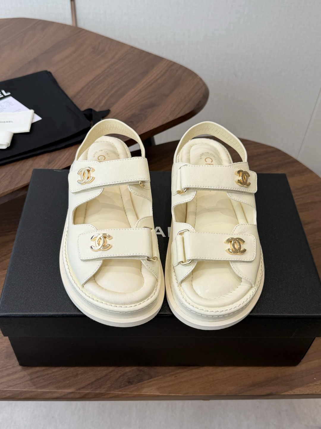 NO:816192,(With original airplane box) CHANEL 26ss spring and summer beach slippers and sandals series. Chanel is the best seller at domestic and foreign counters. I searched all domestic counters and finally got it. I was so surprised when I saw the real thing when I unboxed it for the first time. I liked it so much that I called on my girlfriends to form a group to buy it. The popularity went up.  Named by major bloggers as beach slippers, I really love them. They look great on the feet and can be matched with thousands of ways. They are stable and can be worn casually. The Velcro fasteners are very convenient to wear and can be worn on various occasions. This series is now on sale!  Original material, imported cowhide, special hardware buckle, exclusive molding to customize logo, ultra-light Tqu outsole Size#35-41 (40-41 customized, non-returnable), sandals, chanel, chanel, sandals, slippers, cowhide19860909(配原版飞机盒)CHANEL 26ss 春夏沙滩拖鞋 凉鞋 系列 香奈儿 国内国外专柜断货王,找遍国内专柜心心念念终于到手 第一眼开箱看到实物让我太惊讶了,太喜欢了呼吁闺蜜们组团购买疯抢度蹭蹭蹭上涨 被各大博主点名沙滩拖鞋真的是超级爱了,上脚无敌好看简直万种搭配,随意穿搭拿捏的稳稳的,魔术贴f穿着非常方便 hold的各种穿搭场合,本系列现已登陆发售！ 原厂材料,进口牛皮 专用五金扣 独家开模定制logo 超轻Tqu大底 Size#35-41（40 41订做不退换）,凉鞋,chanel,chanel,sandals,slippers,cowhide,Women's Shoes