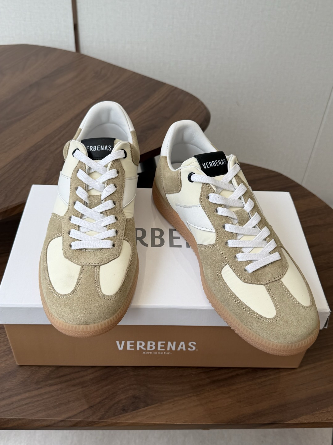 Verbenas 26新色 情侣款 德训鞋 休闲 运动鞋材质:牛京/牛皮/布面,柔软细腻的特点与时尚潮 Verbenas 26新色 情侣款 德训鞋 休闲 运动鞋材质:牛京/牛皮/布面,柔软细腻的特点与时尚潮