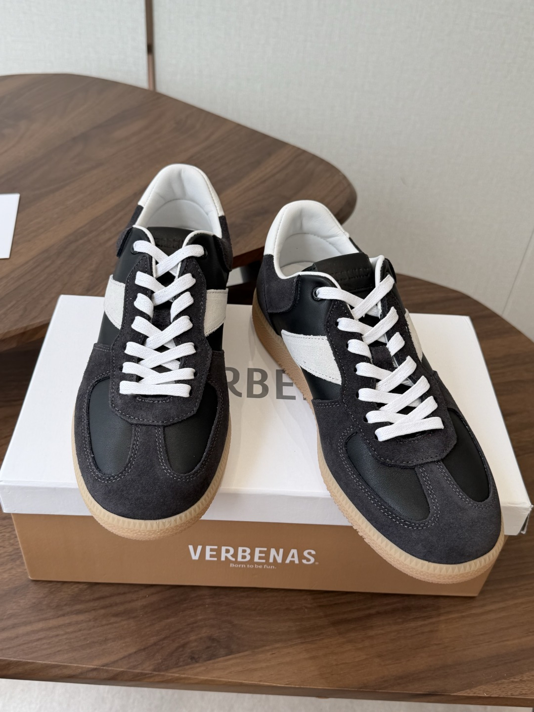 Verbenas 26新色 情侣款 德训鞋 休闲 运动鞋材质:牛京/牛皮/布面,柔软细腻的特点与时尚潮 Verbenas 26新色 情侣款 德训鞋 休闲 运动鞋材质:牛京/牛皮/布面,柔软细腻的特点与时尚潮
