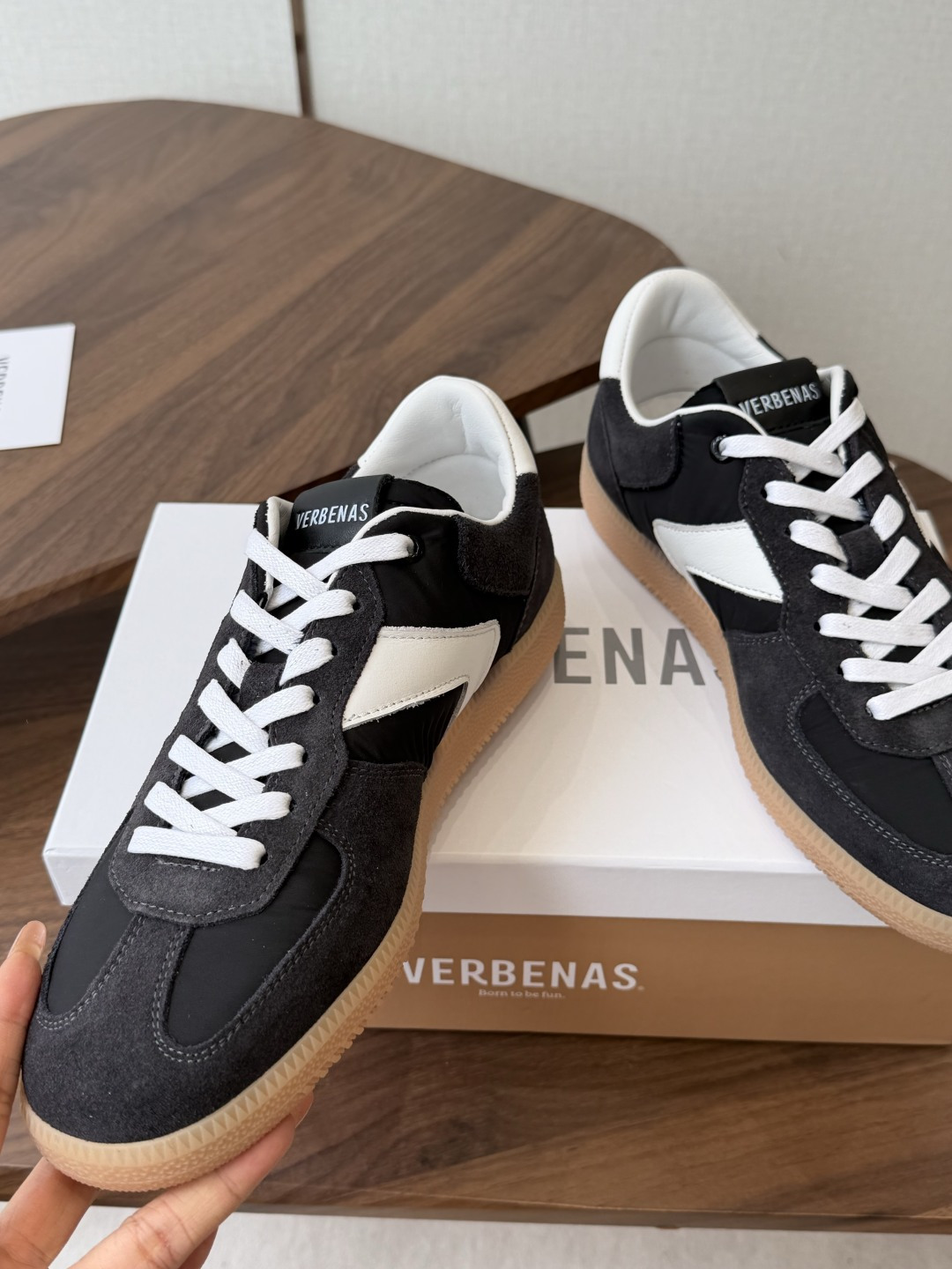 Verbenas 26新色 情侣款 德训鞋 休闲 运动鞋材质:牛京/牛皮/布面,柔软细腻的特点与时尚潮 Verbenas 26新色 情侣款 德训鞋 休闲 运动鞋材质:牛京/牛皮/布面,柔软细腻的特点与时尚潮