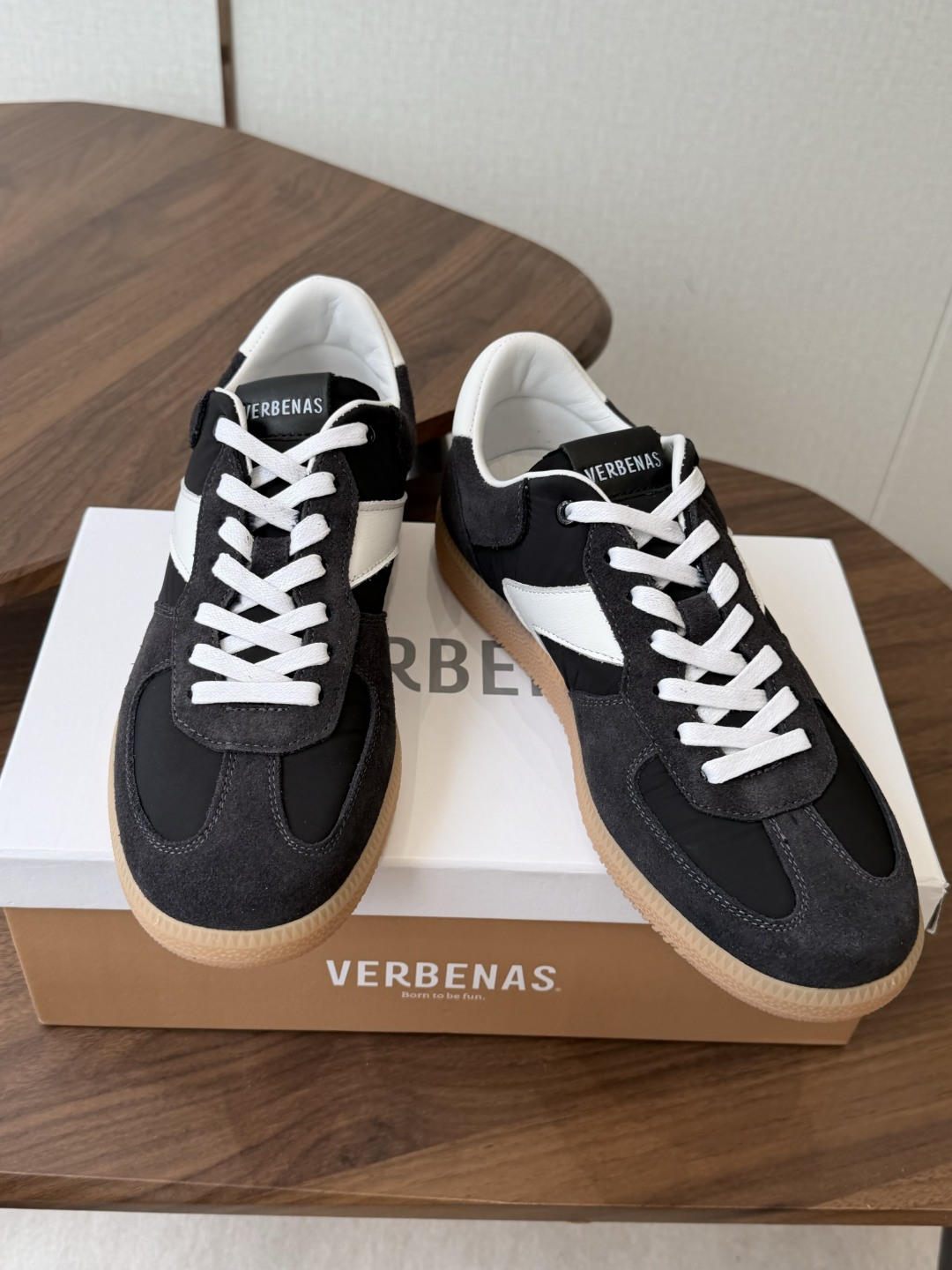 Verbenas 26新色 情侣款 德训鞋 休闲 运动鞋材质:牛京/牛皮/布面,柔软细腻的特点与时尚潮 Verbenas 26新色 情侣款 德训鞋 休闲 运动鞋材质:牛京/牛皮/布面,柔软细腻的特点与时尚潮