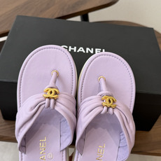 Chane*l小香新款金属logo折叠夹脚人字拖鞋chanel时髦精必入!休闲与时尚双拿捏谁懂啊,香奈儿 Chane*l小香新款金属logo折叠夹脚人字拖鞋chanel时髦精必入!休闲与时尚双拿捏谁懂啊,香奈儿