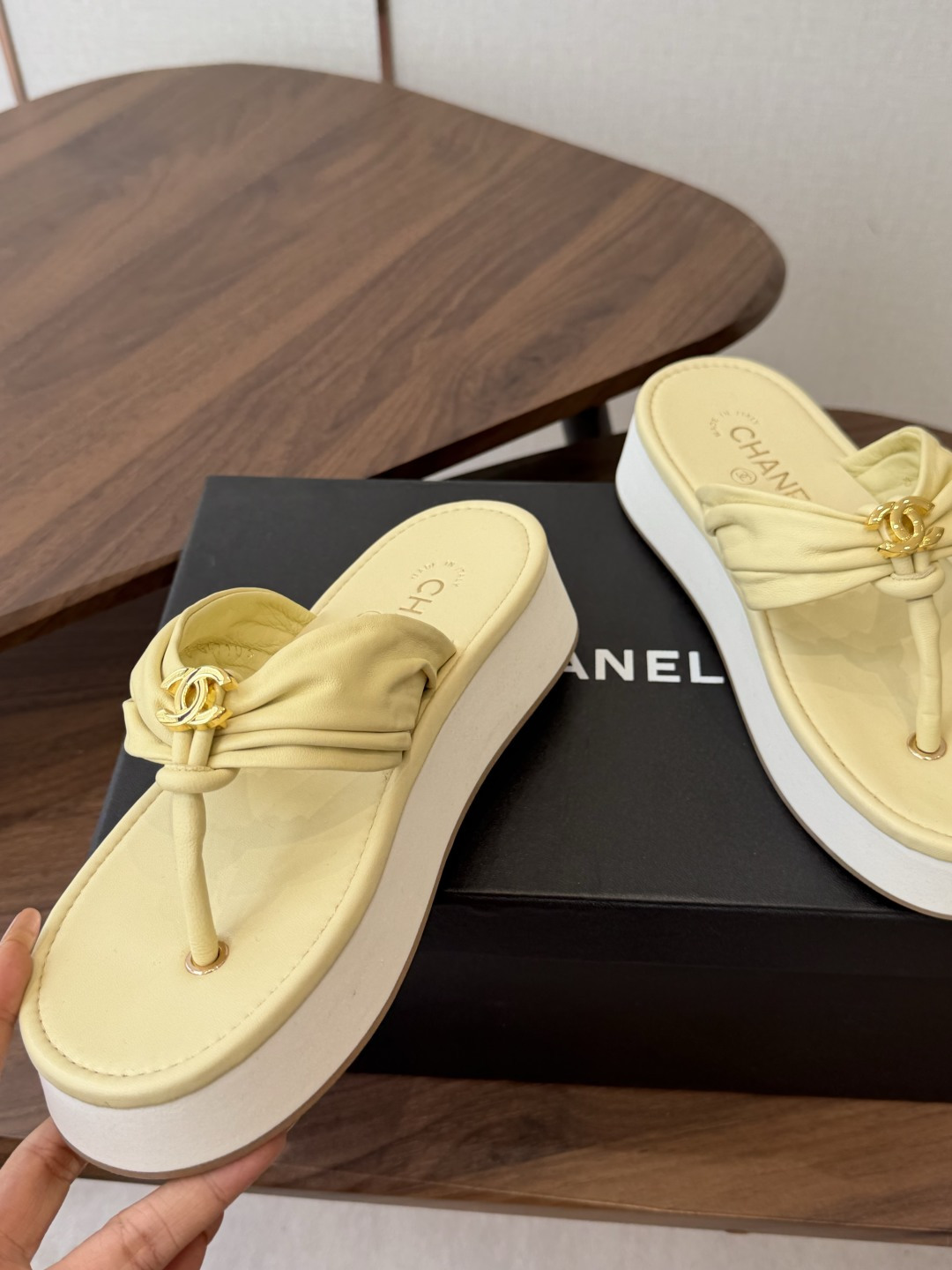 Chane*l小香新款金属logo折叠夹脚人字拖鞋chanel时髦精必入！休闲与时尚双拿捏谁懂啊，香奈儿