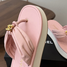 Chane*l小香新款金属logo折叠夹脚人字拖鞋chanel时髦精必入!休闲与时尚双拿捏谁懂啊,香奈儿 Chane*l小香新款金属logo折叠夹脚人字拖鞋chanel时髦精必入!休闲与时尚双拿捏谁懂啊,香奈儿