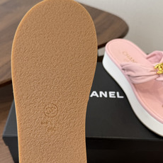 Chane*l小香新款金属logo折叠夹脚人字拖鞋chanel时髦精必入!休闲与时尚双拿捏谁懂啊,香奈儿 Chane*l小香新款金属logo折叠夹脚人字拖鞋chanel时髦精必入!休闲与时尚双拿捏谁懂啊,香奈儿