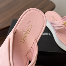 Chane*l小香新款金属logo折叠夹脚人字拖鞋chanel时髦精必入!休闲与时尚双拿捏谁懂啊,香奈儿 Chane*l小香新款金属logo折叠夹脚人字拖鞋chanel时髦精必入!休闲与时尚双拿捏谁懂啊,香奈儿