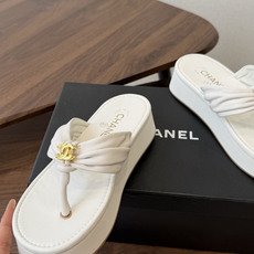 Chane*l小香新款金属logo折叠夹脚人字拖鞋chanel时髦精必入!休闲与时尚双拿捏谁懂啊,香奈儿 Chane*l小香新款金属logo折叠夹脚人字拖鞋chanel时髦精必入!休闲与时尚双拿捏谁懂啊,香奈儿