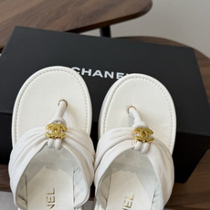 Chane*l小香新款金属logo折叠夹脚人字拖鞋chanel时髦精必入!休闲与时尚双拿捏谁懂啊,香奈儿 Chane*l小香新款金属logo折叠夹脚人字拖鞋chanel时髦精必入!休闲与时尚双拿捏谁懂啊,香奈儿
