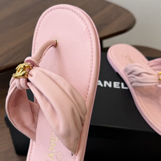 Chane*l小香新款金属logo折叠夹脚人字拖鞋chanel时髦精必入!休闲与时尚双拿捏谁懂啊,香奈儿 Chane*l小香新款金属logo折叠夹脚人字拖鞋chanel时髦精必入!休闲与时尚双拿捏谁懂啊,香奈儿