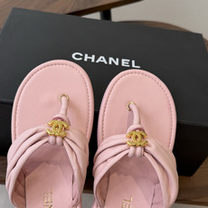 Chane*l小香新款金属logo折叠夹脚人字拖鞋chanel时髦精必入!休闲与时尚双拿捏谁懂啊,香奈儿 Chane*l小香新款金属logo折叠夹脚人字拖鞋chanel时髦精必入!休闲与时尚双拿捏谁懂啊,香奈儿